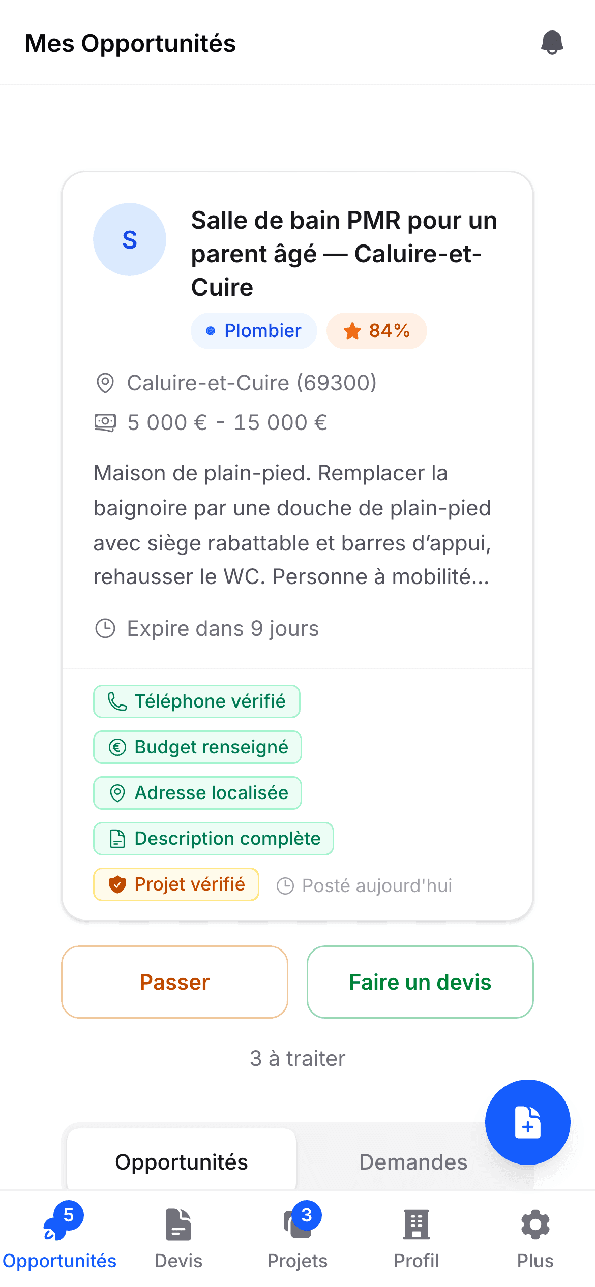 Écran mobile des opportunités : une carte de projet avec son corps de métier, sa zone et son budget, et les deux actions « Passer » et « Faire un devis ».